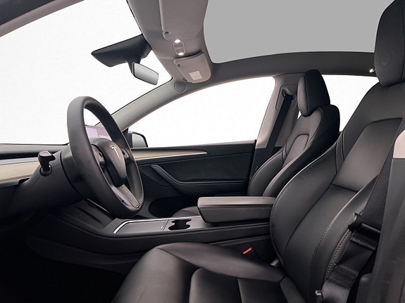 Tesla Model Y 12 of 30