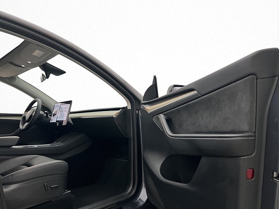 Tesla Model Y 22 of 30