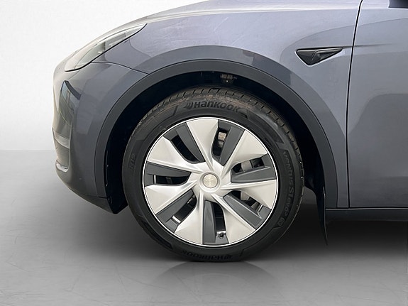 Tesla Model Y 28 of 30