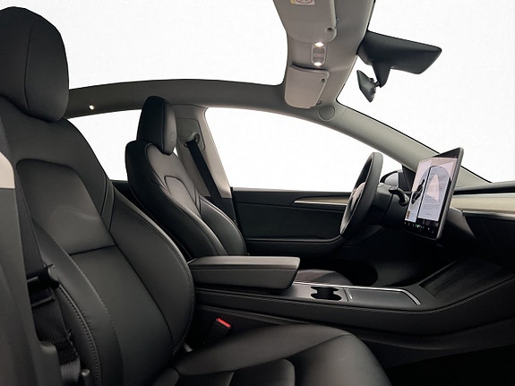 Tesla Model Y 23 of 30