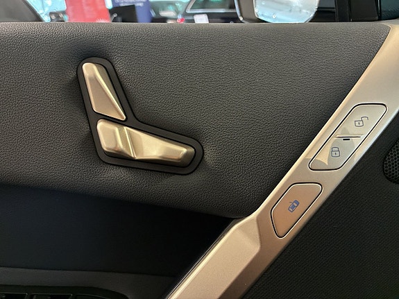 BMW iX 18 of 20