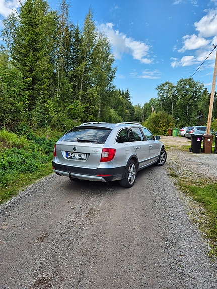 Skoda Superb 2 of 9