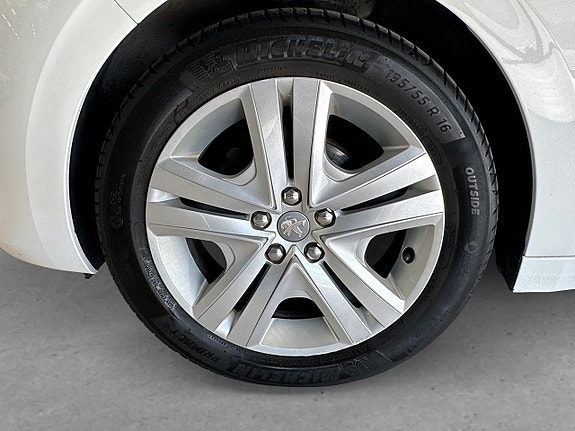 Peugeot 208 8 of 26