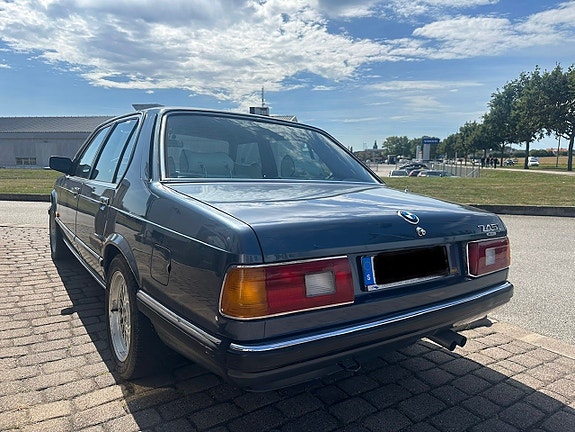 BMW 745i 5 of 8