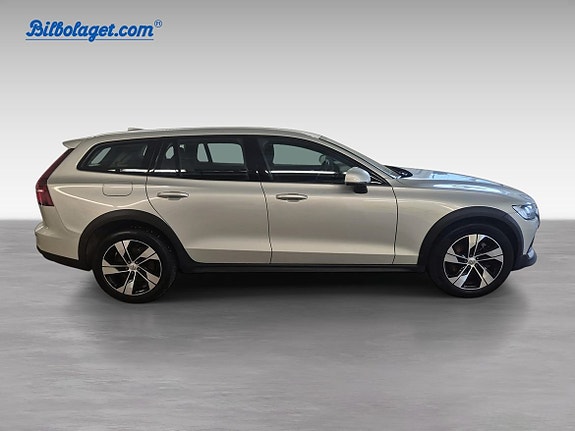 Volvo V60 Cross Country 4 of 11