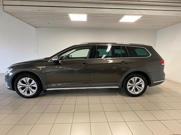 Volkswagen Passat Alltrack 2 of 6