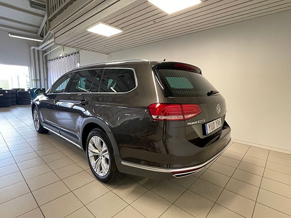 Volkswagen Passat Alltrack 3 of 6