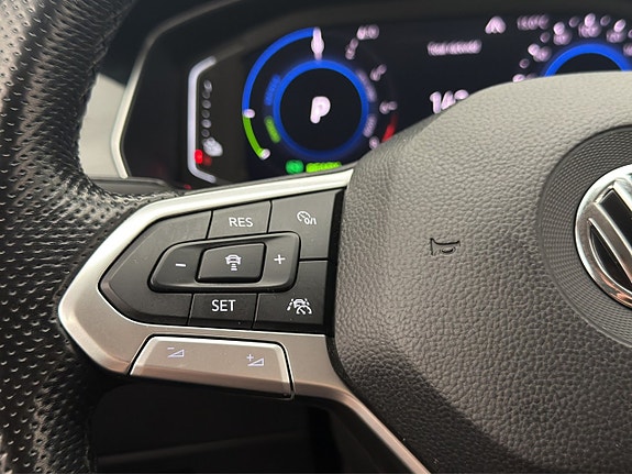 Volkswagen Passat 30 of 30