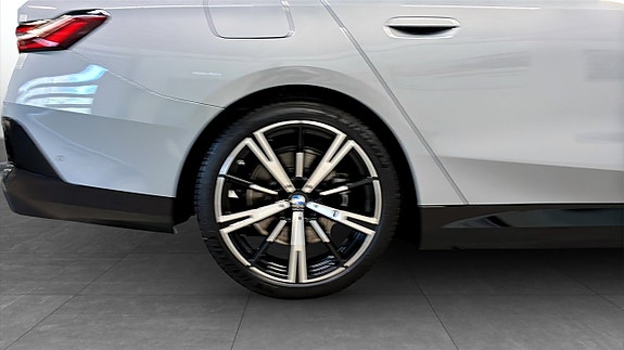 BMW 530e 9 of 9