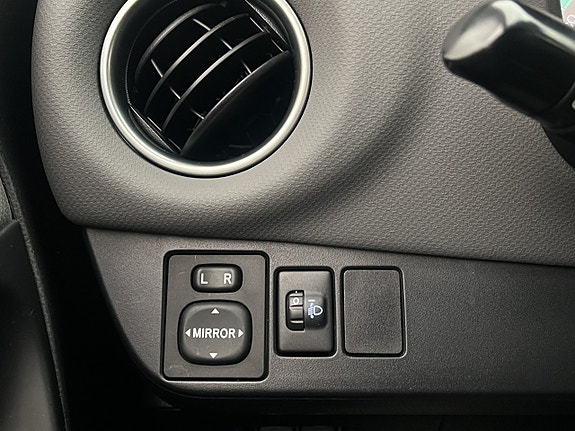 Toyota Yaris 13 of 29
