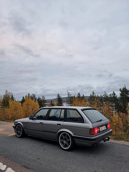BMW 320i 4 of 4