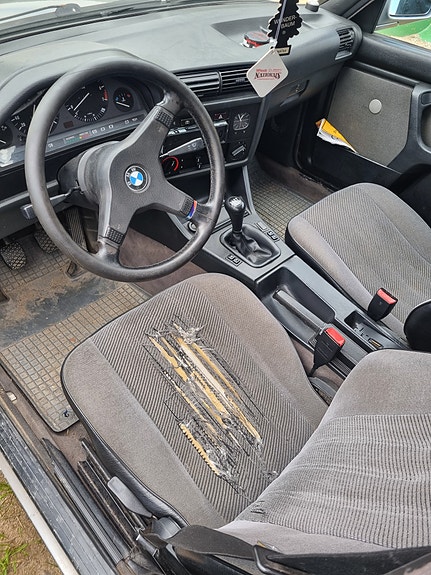 BMW 320i 3 of 4