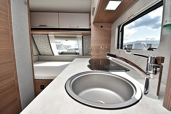 Knaus 420 QD Sport, Dubbelbädd 11 of 23
