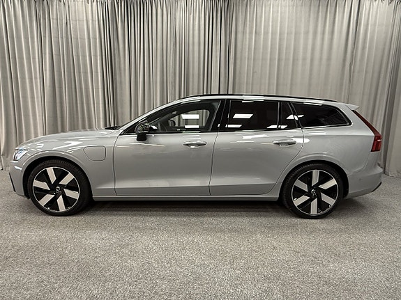 Volvo V60 2 of 17