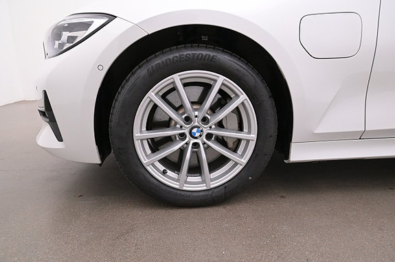 BMW 330e 27 of 27