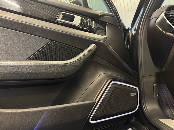 Porsche Panamera 4 15 of 26