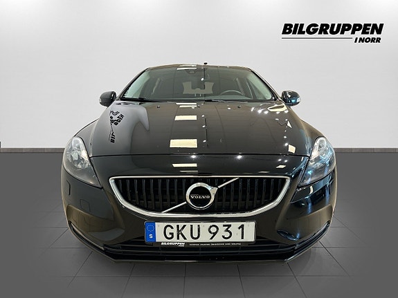 Volvo V40 2 of 15