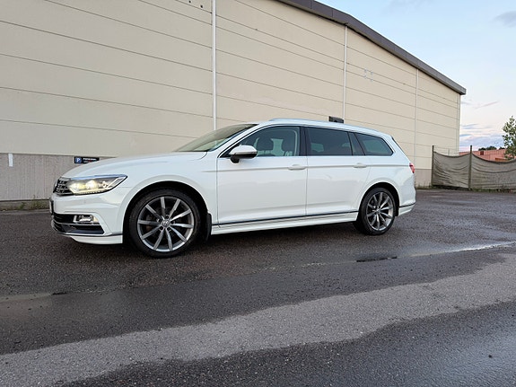 Volkswagen Passat 2 of 25