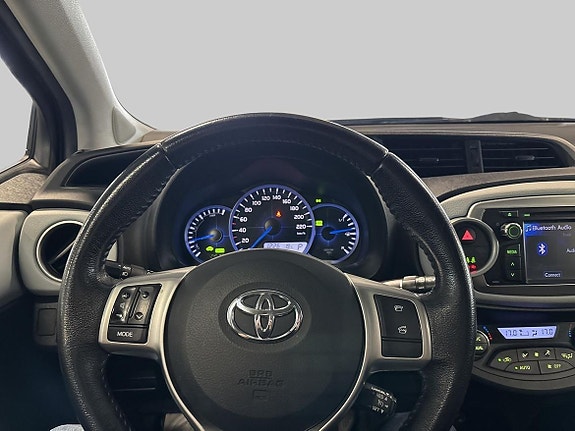 Toyota Yaris 12 of 17