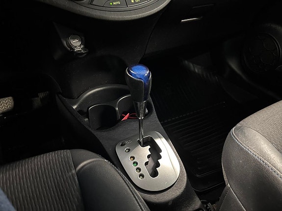 Toyota Yaris 15 of 17