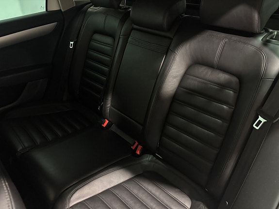 Volkswagen Passat Alltrack 16 of 30