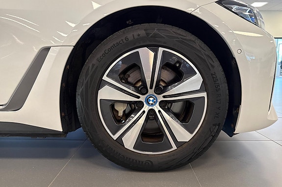 BMW i4 13 of 19