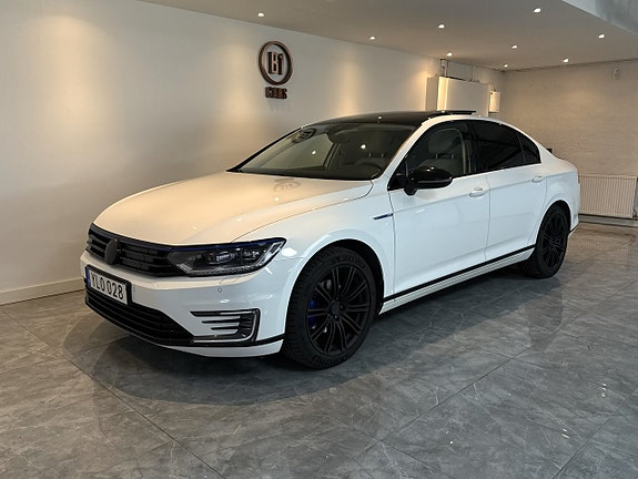 Volkswagen Passat 2 of 26