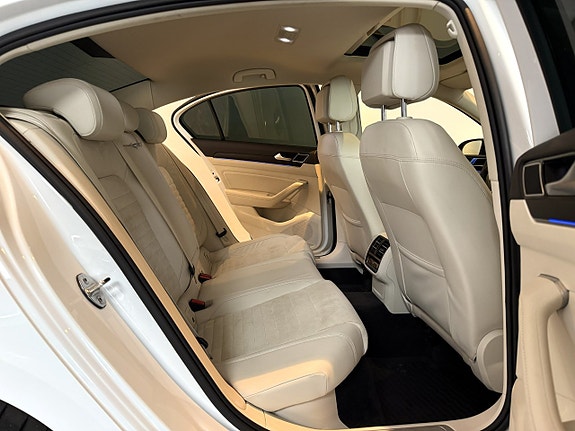 Volkswagen Passat 10 of 26