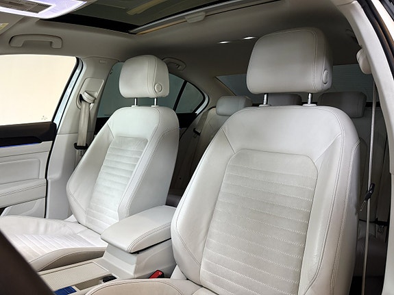 Volkswagen Passat 11 of 26