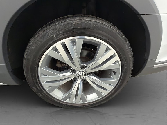 Volkswagen Passat Alltrack 29 of 30