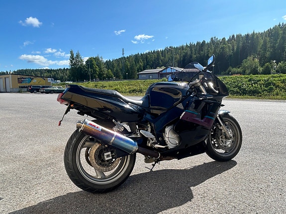 Yamaha FZR1000 3 of 3