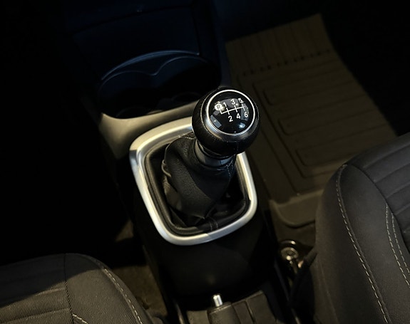 Toyota Yaris 16 of 16