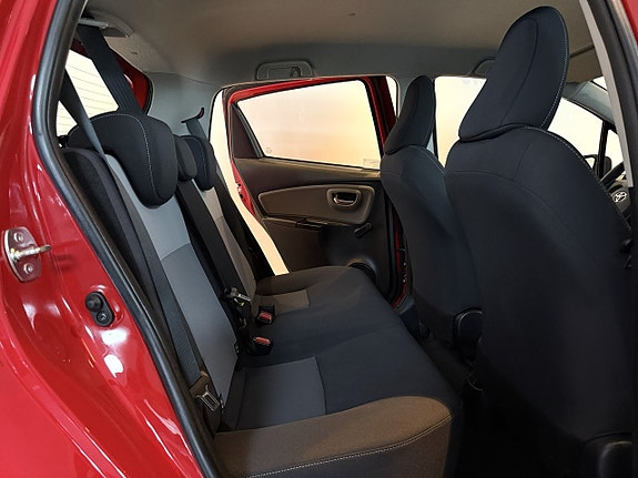 Toyota Yaris 8 of 16