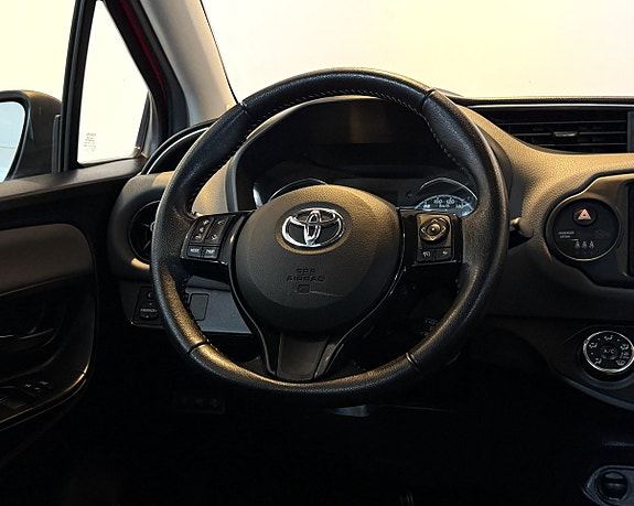 Toyota Yaris 13 of 16