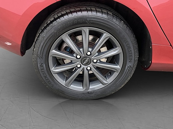Volvo V40 24 of 30