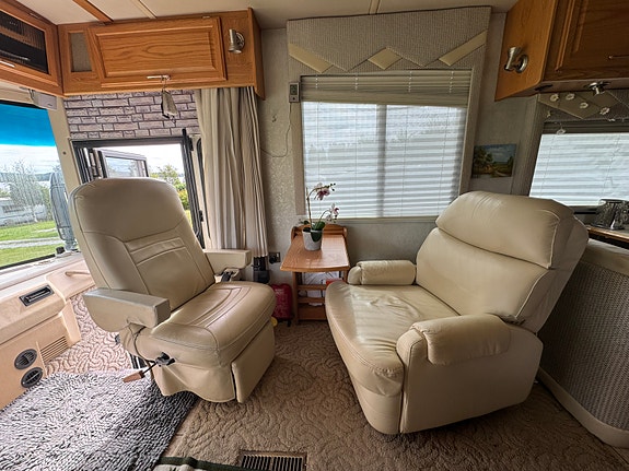 Winnebago Journey 34H 11 of 26
