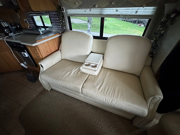Winnebago Journey 34H 14 of 26