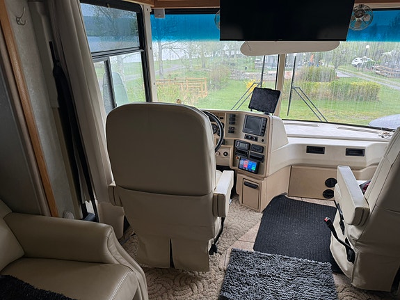 Winnebago Journey 34H 9 of 26