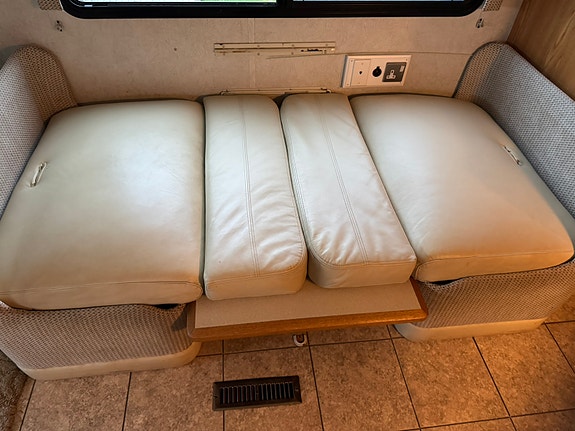 Winnebago Journey 34H 20 of 26