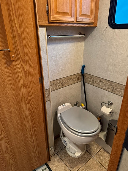 Winnebago Journey 34H 24 of 26