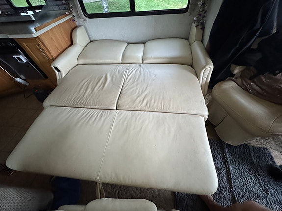 Winnebago Journey 34H 15 of 26