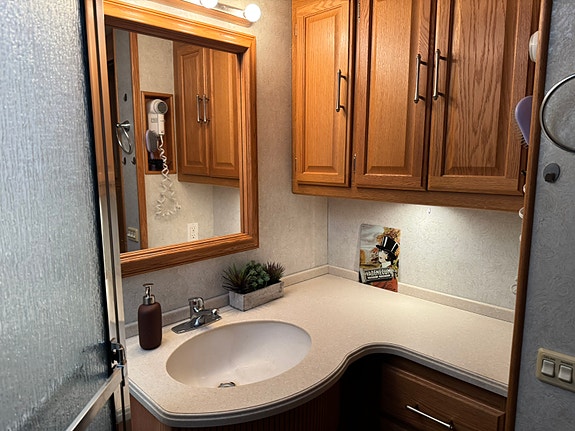 Winnebago Journey 34H 22 of 26