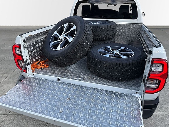 Toyota HiLux 10 of 19