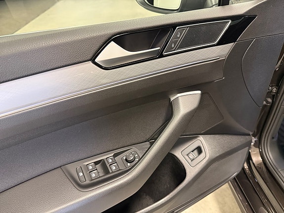 Volkswagen Passat 16 of 18
