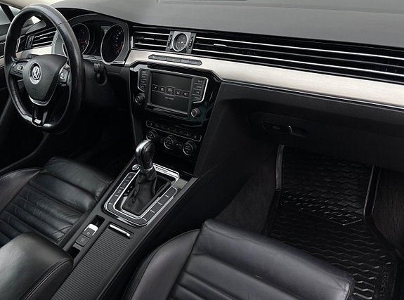 Volkswagen Passat 10 of 17