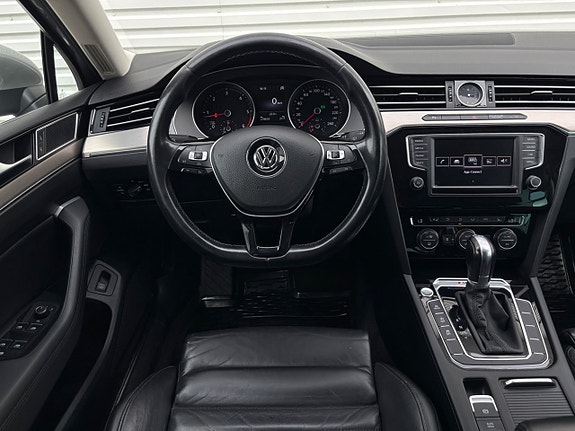 Volkswagen Passat 9 of 17