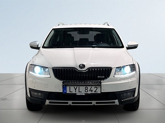 Skoda Octavia Scout 2 of 21