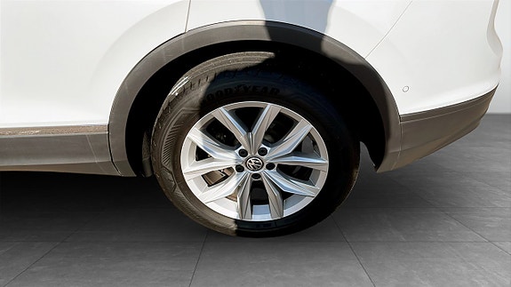 Volkswagen Tiguan 6 of 12