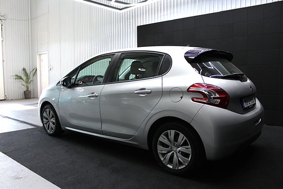 Peugeot 208 4 of 13