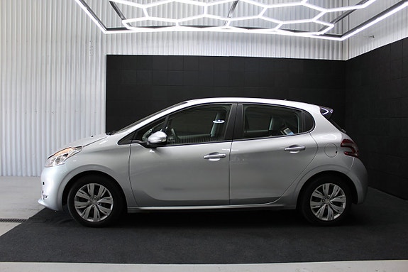 Peugeot 208 3 of 13